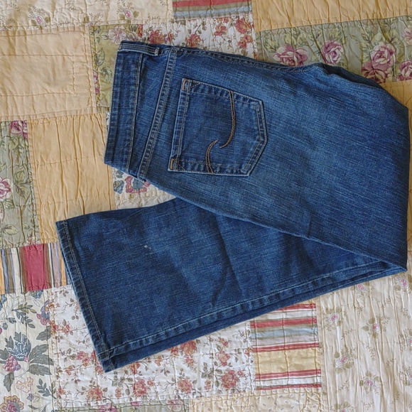 Levi's signature boot cut low rise Miss size 8 short. - Picture 3 of 6